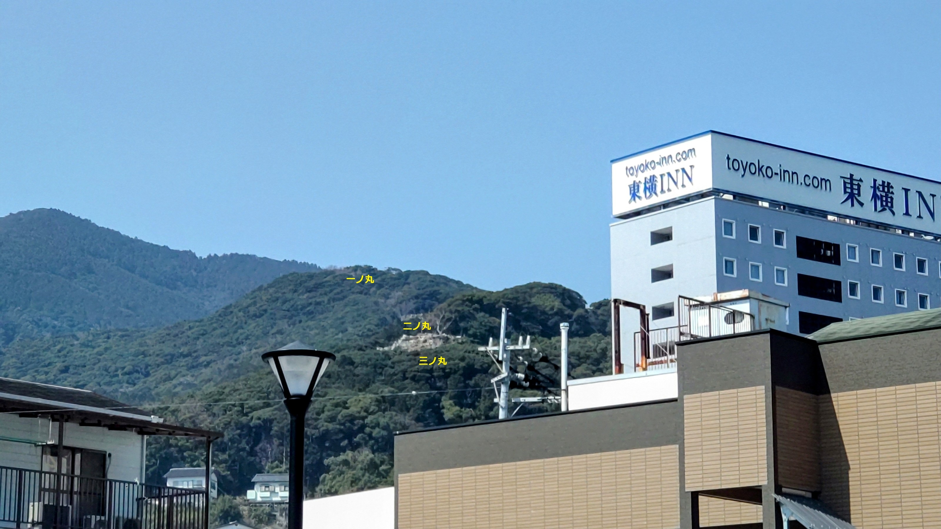 ①	厳原港から見上げた清水山城