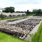 ⑧	整然と並べられ復旧を待つ石垣の石