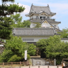 二の丸広場からの本丸櫓門と天守