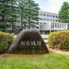 県庁前の石碑