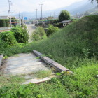西から門跡、堀状を渡る。端には石組みがあるが・・