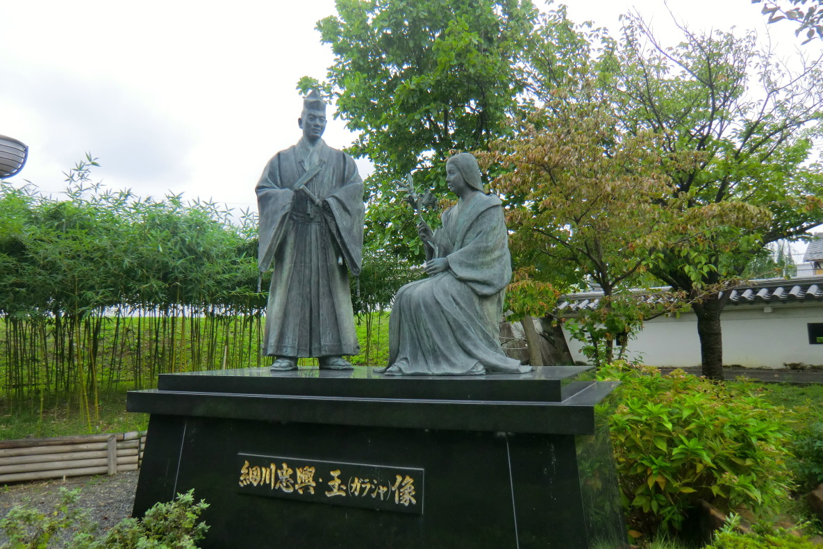 忠興とガラシャ像