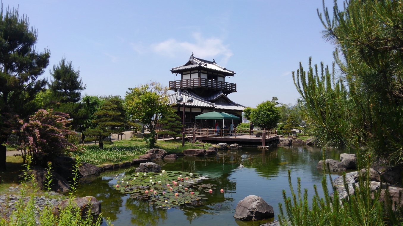 池と櫓風建物