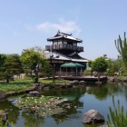 池と櫓風建物