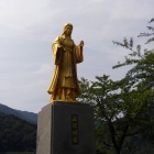道中にある麻那姫像