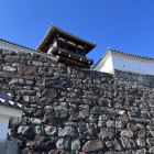 釣鐘門を見上げる