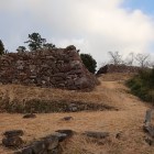 西郭の石垣（奥は本郭）