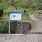 高山城登城口付近