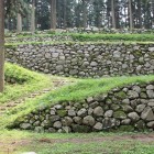 ５段の野面積石垣、調度丸より見上げる