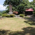 本城郭内部の神社と城名石碑