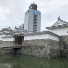東御門周り、聳える現在の天守静岡県警本部