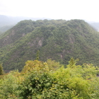 高山城を新高山城詰の丸より望む