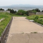 大手口方向左右は建物跡雛壇