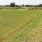 方形土塁に囲まれた本丸を虎口方向に見る