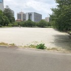砂地は本丸堀跡の地表表示