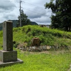 石碑と土塁