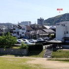 ⑥	恵解山古墳から山崎城を見上げる