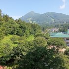 本丸から鶴峰城(左)・磐梯山を望む