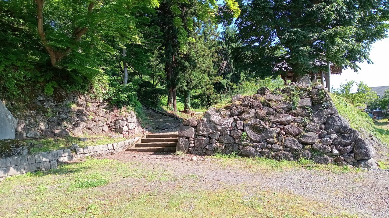 登城口の石垣(東側駐車場そば)