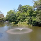 本丸の水堀と土塁