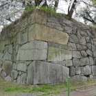 手前下が幡豆石　刻印もある