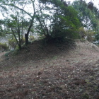 裏に残された土塁