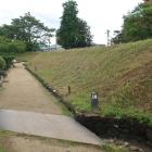 外堀土塁と復元排水溝