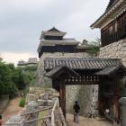 戸無門越しに太鼓櫓、小天守・南隅櫓を望む