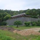 石垣の上に二之丸、山上に天守群と櫓群