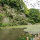内堀と丘陵部の岩肌