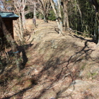 本丸東石垣・土塁を中仕切門跡より北へ