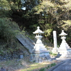 旭ヶ丘神社への東側の石階段と石灯籠
