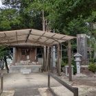 公園には石碑が立つ