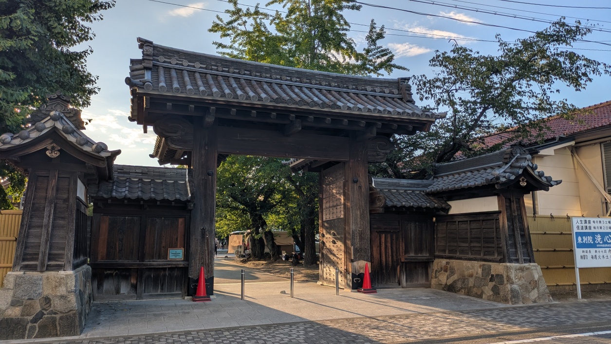 東別院の東門