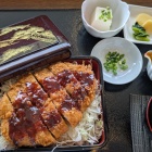 お昼は味噌カツ丼