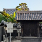山門と二基の石塔