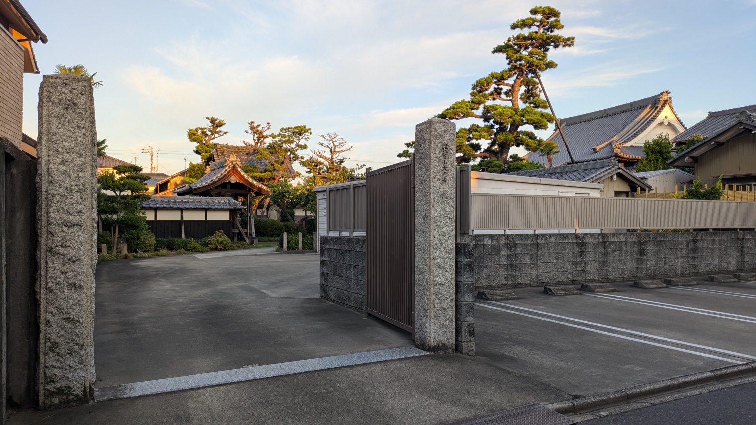 大円寺、横から入る門