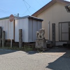 説明板の近くには小さな神社