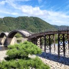 ③	錦帯橋から見上げた天守