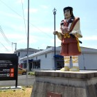 ⑧	駅前にある山伏のモニュメント