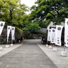 ②	大手門（右が細川、左が小笠原の旗）