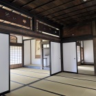 次の間  左奥に居間、右奥に寝間