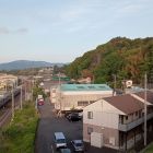 大館城址と常磐線(写真右側の山が大館城址)