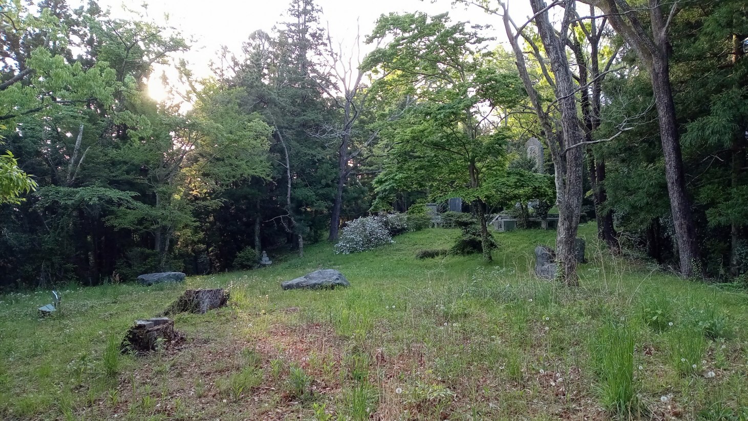 本郭(奥が戦没者慰霊碑)