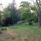 本郭(奥が戦没者慰霊碑)