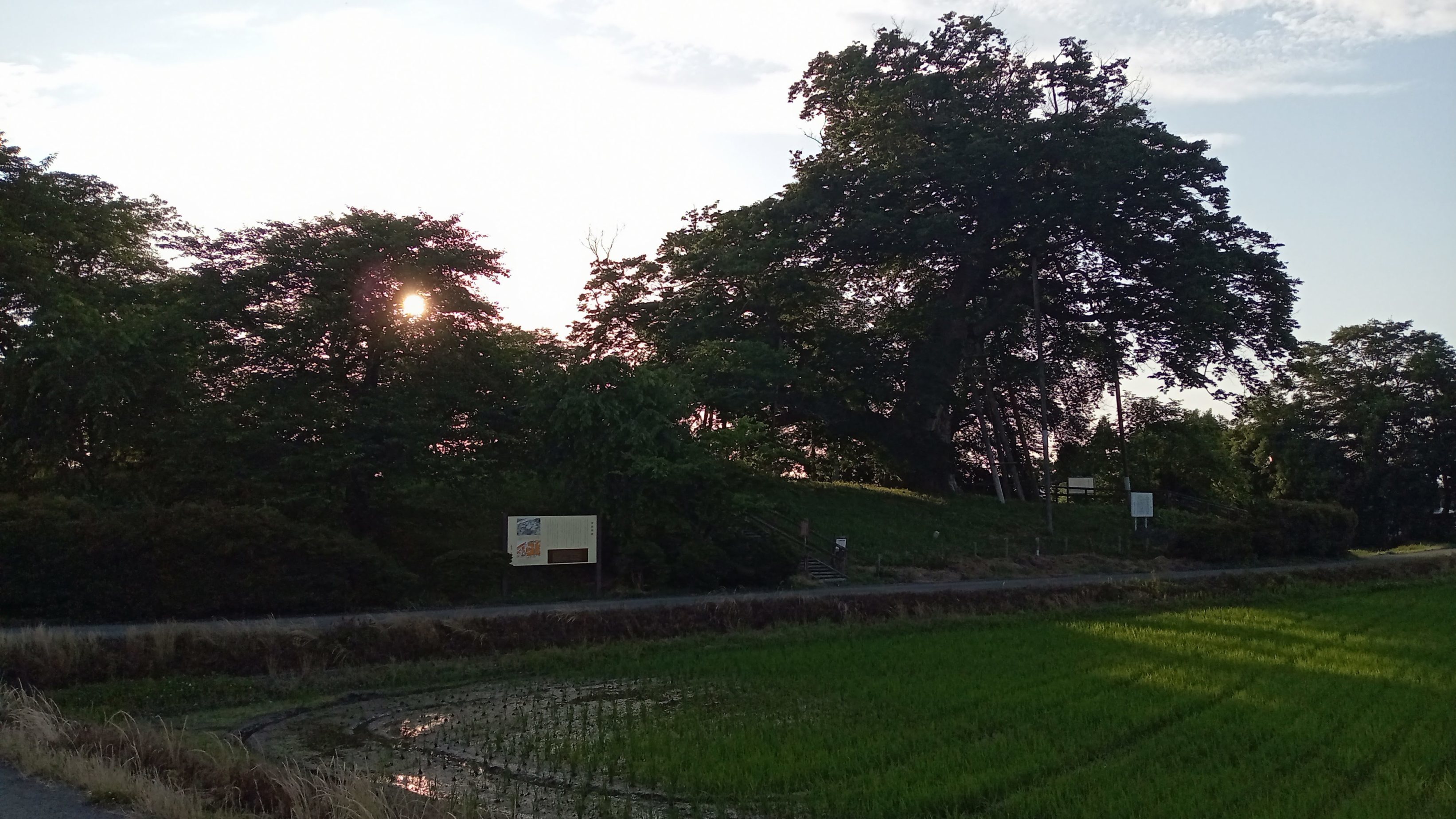 北東隅櫓台と夕日