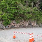 本丸中門跡の石垣(道路から撮影)