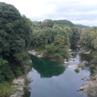 橋の上から長篠城を見る