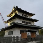 櫓風のあっさりした面（後ろのクレーンは耐震工事中）