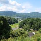 物見櫓からの眺望。右が天神山、左奥が大通寺山、その間奥が長篠城